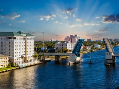 Sunrse 'daki Asma Köprü' den geçen yelkenli.