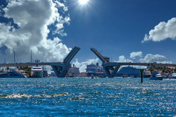 Brücke und Kreuzfahrtschiffe im Sunny Port zeichnen — Stockfoto