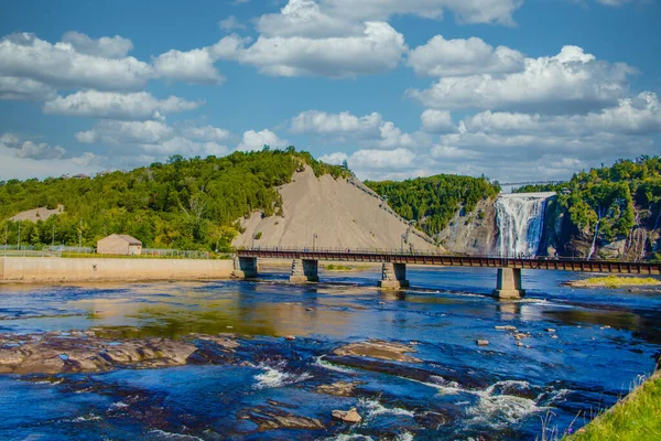 Brug aan de andere kant van de rivier bij Montmorency Falls — Stockfoto