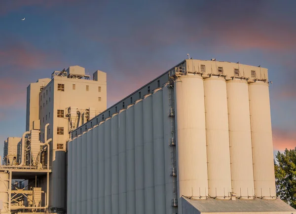 Silos à béton industriel au crépuscule — Photo