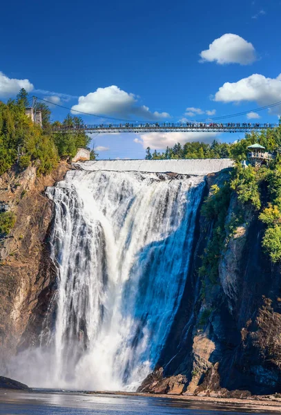 Пішохідний міст через водоспади Монморансі — стокове фото