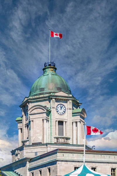 Two Canadian Flags on Old Dome — Stock Photo, Image