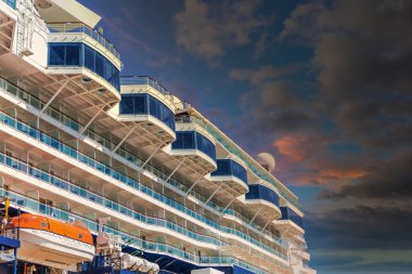 Gemi Gezisinin Üst Güverte Pencereleri