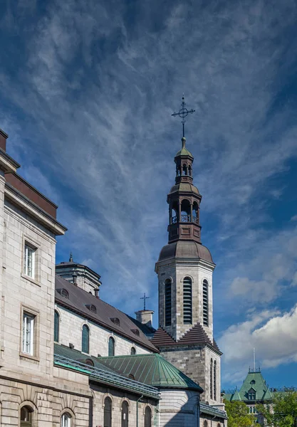 Wieża na starym kościele — Zdjęcie stockowe