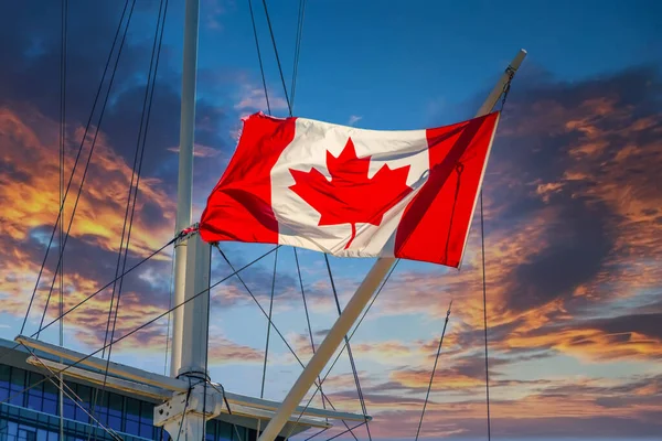 Kanadische Flagge auf Schiff bei Sonnenuntergang — Stockfoto