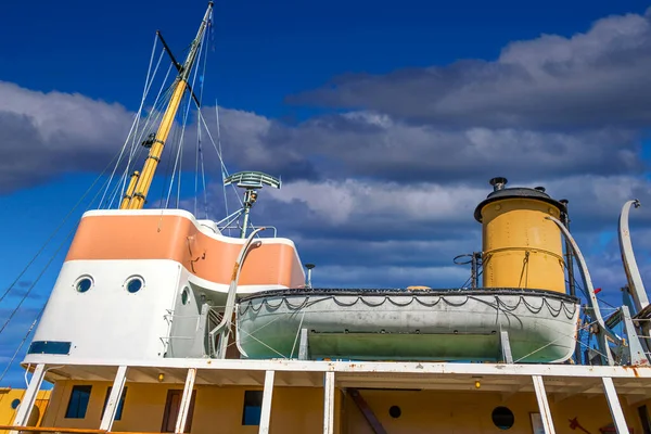 Reddingsboot op Oceanografisch Schip in Halifax — Stockfoto