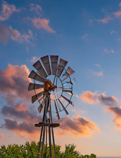 日没時の古い風車 — ストック写真