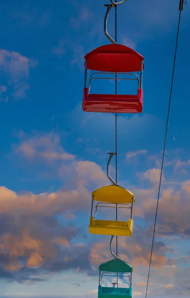 Röda gula och gröna himmel hinkar i skymningen — Stockfoto