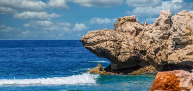 Kayalıklarda Mavi Sörf