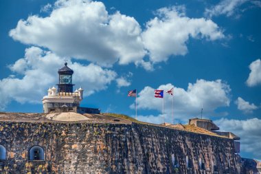 El Morro Kalesinde bayraklar