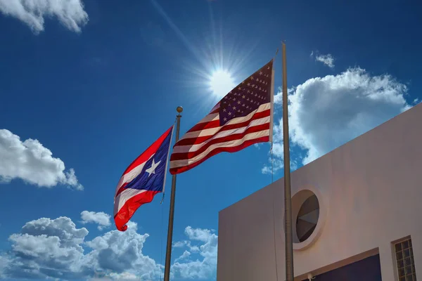 미국과 푸에르토리코의 국기가 햇빛에 쪼이다 — 스톡 사진
