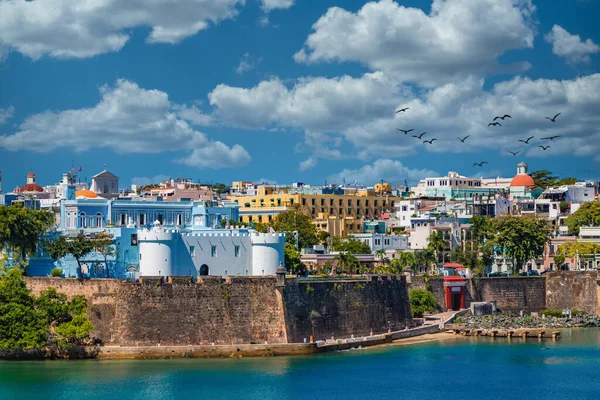 Färgglada Hill över San Juan Harbor — Stockfoto