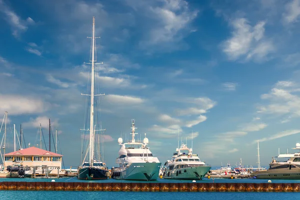 Iates e veleiros em Marigot Marina — Fotografia de Stock