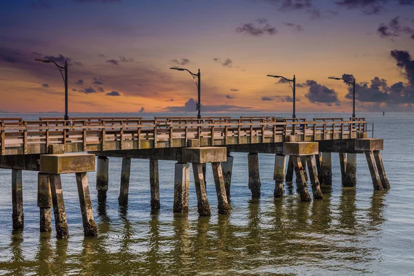 Pier vuoto nella luce del mattino — Foto Stock