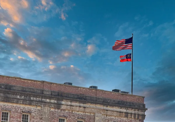 旧砖头上的美国和格鲁吉亚国旗 — 图库照片