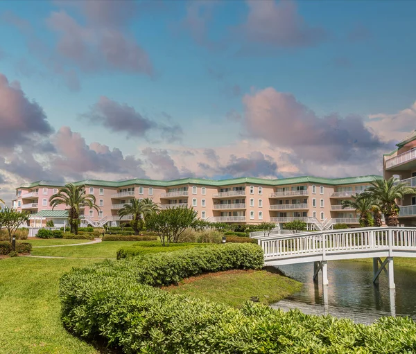 Landscaping in Coastal Condo at Dusk — Stock Photo, Image