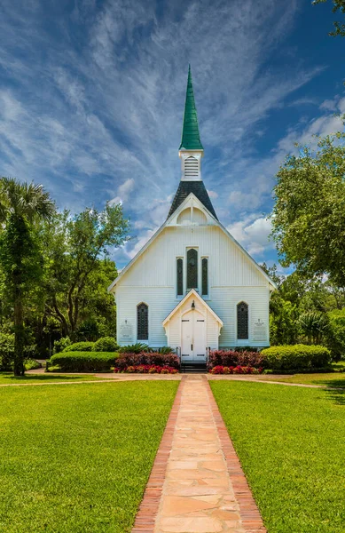 White Methodist Church Under Nice Sky — Stock Photo, Image