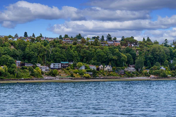 Красочные дома на Puget Sound в сумерках — стоковое фото