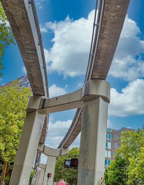 Seattle Monorail pistes sur le ciel — Photo