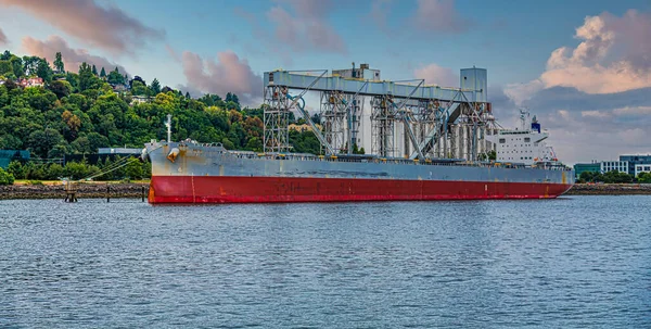 Tanker bij Grain Silos bij Dusk — Stockfoto