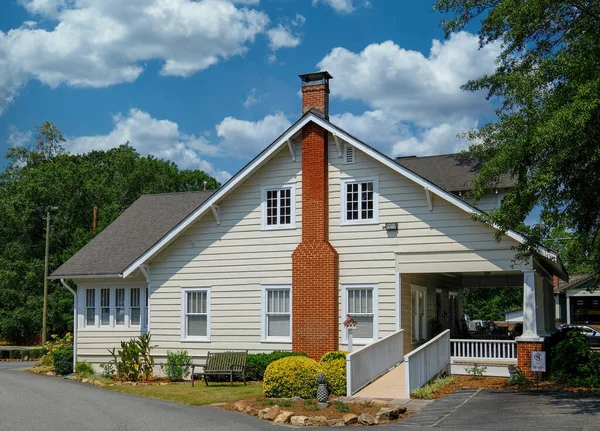 Rampe pour handicapés à la vieille maison en bois — Photo