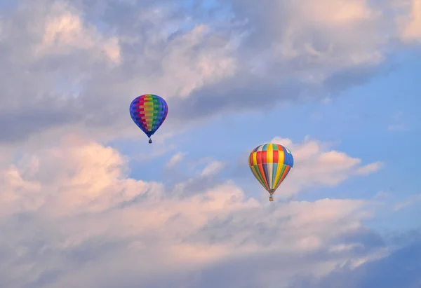 Dva horkovzdušné balónky na pěkné obloze — Stock fotografie