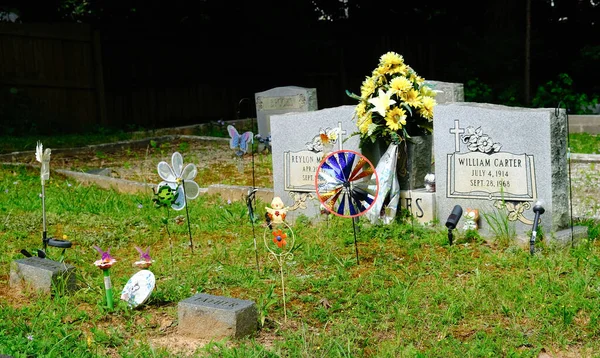 Wiele kolorowych dekoracji na cmentarzu — Zdjęcie stockowe