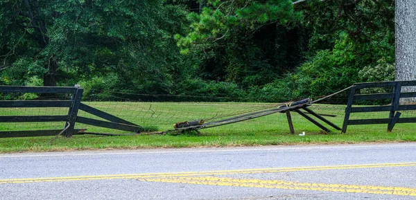 Recinzione rotta da Roadside — Foto Stock