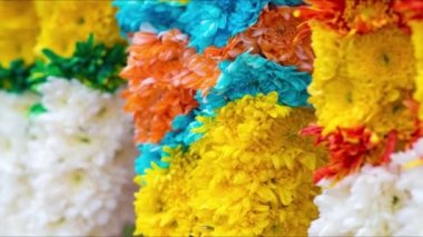 Hint flower çelenk diwali Festivali sırasında satış için. 4 k görüntüleri video kaydırma veya yakınlaştırma.
