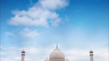 Mavi gökyüzü ile önden görünüm Taj Mahal Agra, Hindistan. 4 k görüntüleri video kaydırma veya yakınlaştırma.