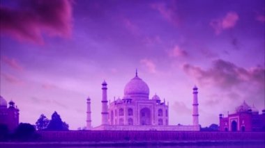 Agra, Hindistan twilight tarihinde Taj Mahal. 4 k görüntüleri video.