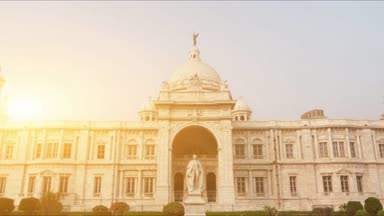 Kolkata ve Kalküta, Hindistan Victoria Anıtı inşa açık bahçe manzaralı landmark. 4 k görüntüleri video.