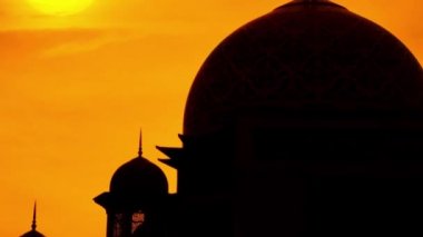 Cami siluet günbatımı 4k görüntüleri video kaydırma ve yakınlaştırma sırasında.