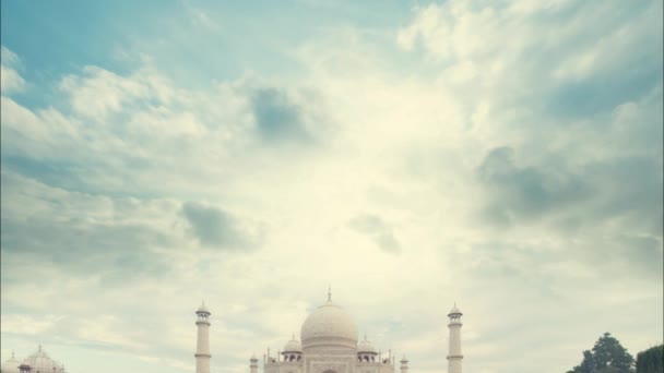 Taj Mahal India Sunrise Туманный Вид Деревянной Платформы Видео Панорамирование — стоковое видео
