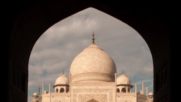 Taj Mahal Vista Arco Porta Entrada Filmagem Vídeo Panning Zoom — Vídeo de Stock