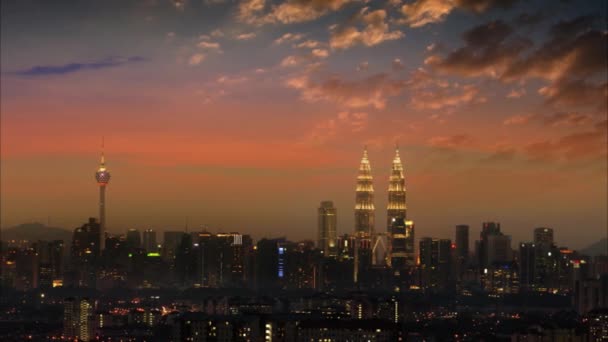 マレーシアのクアラルンプール市街のスカイライン夕日の首都 映像ビデオ パンまたはズーム — ストック動画