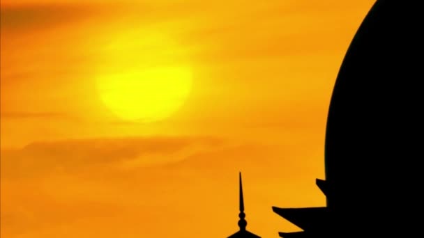 Moschee Silhouette Bei Sonnenuntergang Filmmaterial Video Schwenken Oder Zoomen — Stockvideo