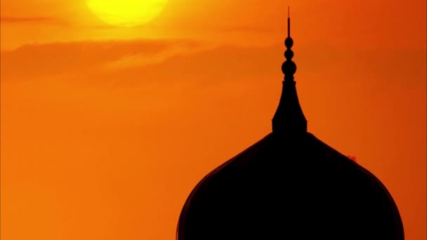 Silhueta Uma Mesquita Pôr Sol Filmagem Vídeo Panning Zoom — Vídeo de Stock