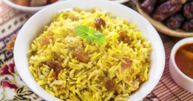 Arap pirinç, ramazan gıda genellikle tandır kuzu ile servis Ortadoğu'daki. Orta Doğu mutfağı. 4 k görüntüleri video.