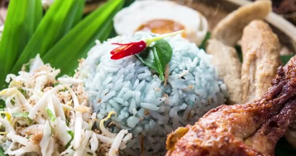 ナシゴレン Kerabu またはナシゴレン ウラム 人気のマレーの米料理 蝶エンドウ豆の花の花弁に起因する米の色はブルー 伝統的なマレーシア料理 アジア料理 映像ビデオ — ストック動画