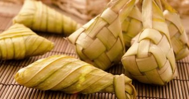 Ketupat (pirinç hamur tatlısı) Güney Doğu Asya'da festival sezonunda yerel bir incelik var. Ketupat, küçük Hindistan cevizi yapılan bir doğal pirinç kaplama pirinç geleneksel mat zemin üzerine yemek pişirmek için bırakır. 4 k görüntüleri video.