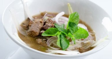 Assam veya asam laksa ekşi, balık tabanlı bir çorbadır. Lezzetli geleneksel Malay yemek, Malezya gıda, Asya mutfağı. 4 k görüntüleri video.