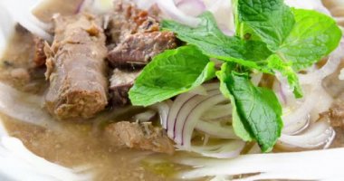 Assam veya asam laksa ekşi, balık tabanlı bir çorbadır. Lezzetli geleneksel Malay yemek, Malezya gıda, Asya mutfağı. 4 k görüntüleri video.