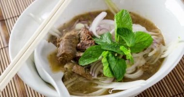 Assam veya asam laksa ekşi, balık tabanlı bir çorbadır. Lezzetli geleneksel Malay yemek, Malezya gıda, Asya mutfağı. 4 k görüntüleri video.