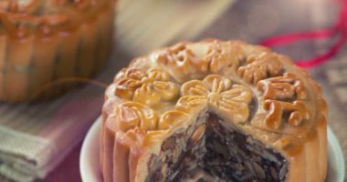 Çince Orta Sonbahar Festivali gıdalar. Geleneksel mooncakes tablo ayarı. 4 k görüntüleri video.