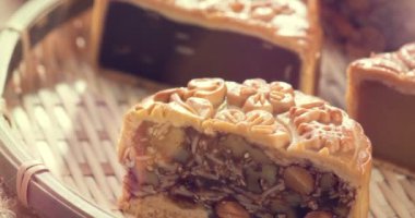 Çince Orta Sonbahar Festivali gıdalar. Geleneksel mooncakes tablo ayarı. 4 k görüntüleri video.