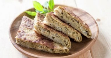 Malezya Müslüman gıda Martabak veya murtabak yemek masası üzerinde. 4 k görüntüleri video.