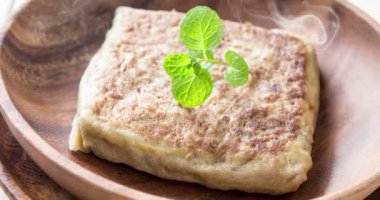 Malezya Müslüman gıda Martabak veya murtabak yemek masası üzerinde. 4 k görüntüleri video.