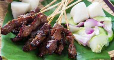 Malezya satay soslu lezzetli fıstık, bir ünlü yerel yemekleri. 4 k görüntüleri video.