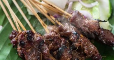 Malezya satay soslu lezzetli fıstık, bir ünlü yerel yemekleri. 4 k görüntüleri video.
